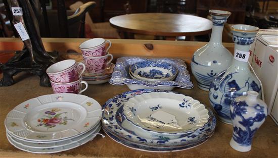 Caughley blue & white dish (af), pair Chinese guglet form bottle vases and sundry ceramics